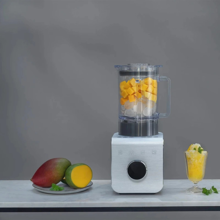 Smeg blender مدل BLC01WH روی کانتر آشپزخانه