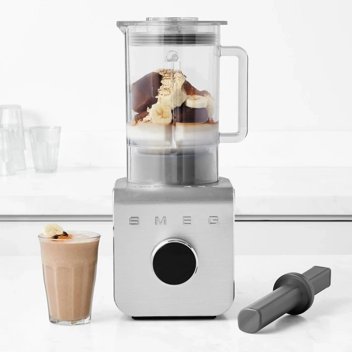 Smeg blender مدل BLC01WH روی کانتر آشپزخانه